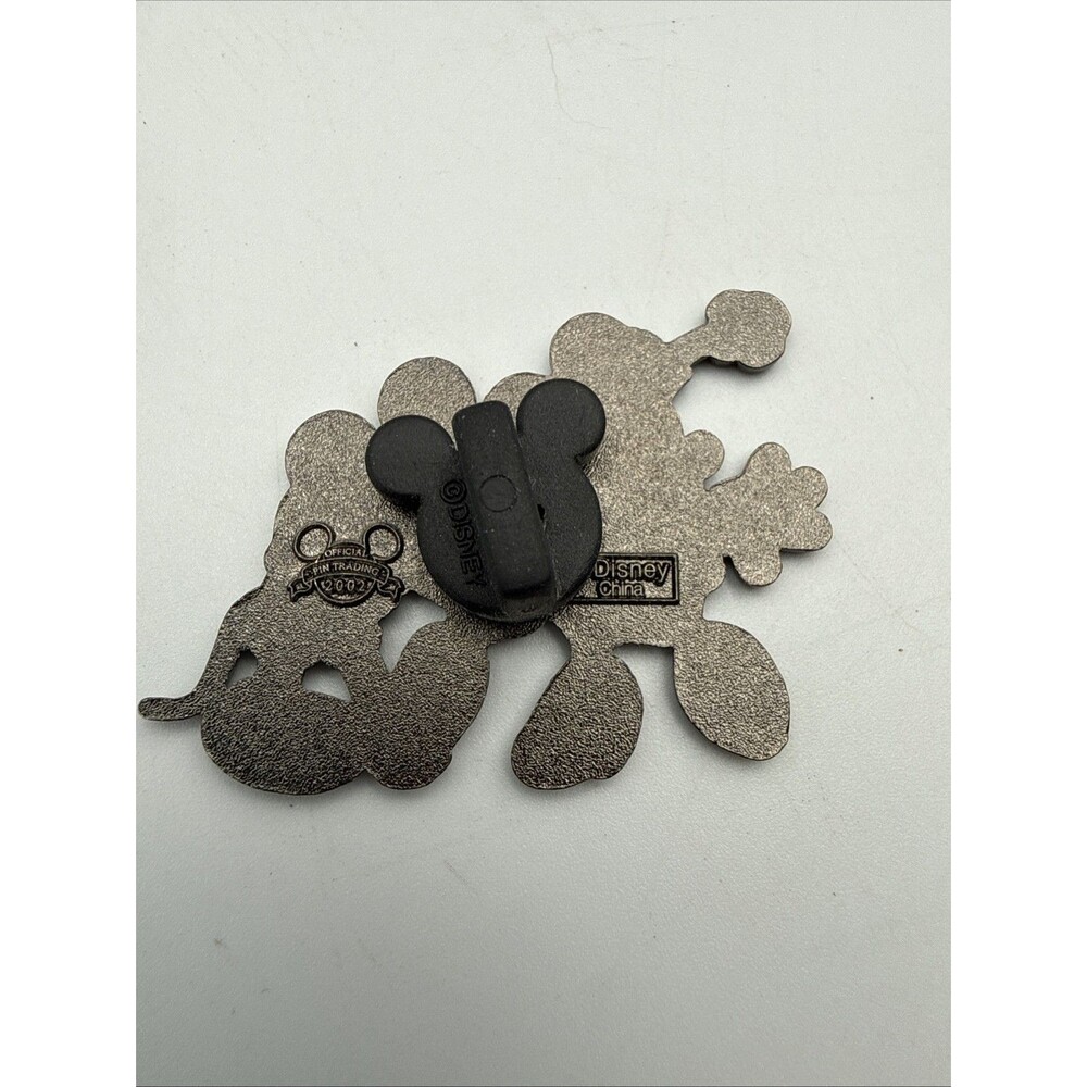 Disney Vintage trading Pin Mickey & Minnie Mouse Kiss Hand Black And White 2002 - Picture 2 of 2
